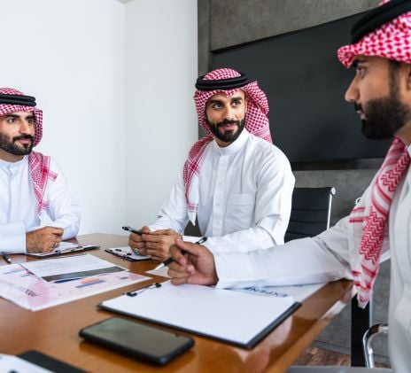 رجال سعوديون بالزي السعودي